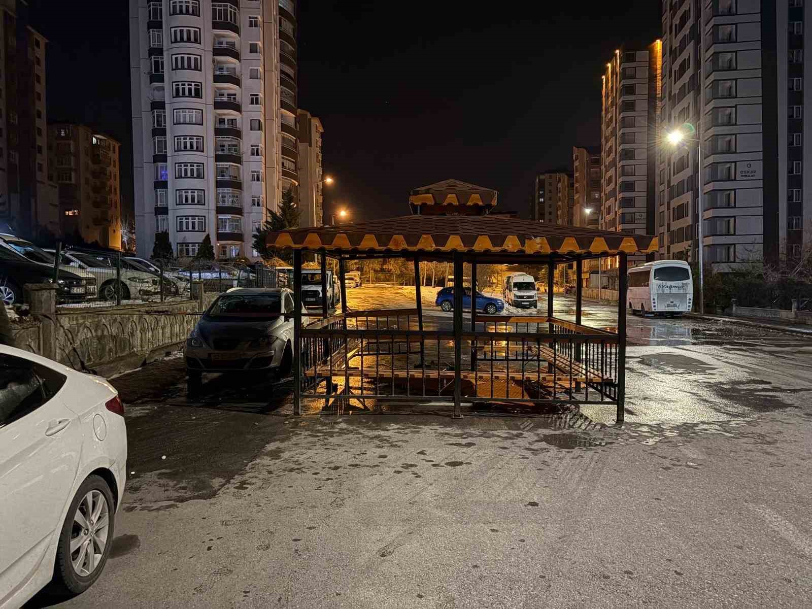 Şiddetli rüzgar, söktüğü kamelyayı bozmadan yola kondurdu
Şiddetli rüzgar, söktüğü kamelyayı bozmadan yola kondurdu