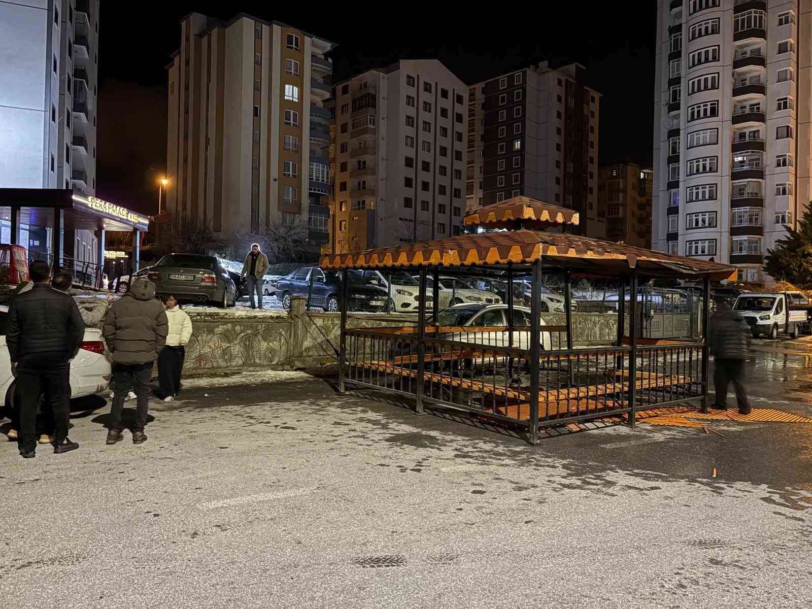 Şiddetli rüzgar, söktüğü kamelyayı bozmadan yola kondurdu
Şiddetli rüzgar, söktüğü kamelyayı bozmadan yola kondurdu