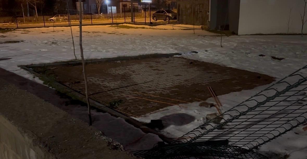 Şiddetli rüzgar, söktüğü kamelyayı bozmadan yola kondurdu
Şiddetli rüzgar, söktüğü kamelyayı bozmadan yola kondurdu