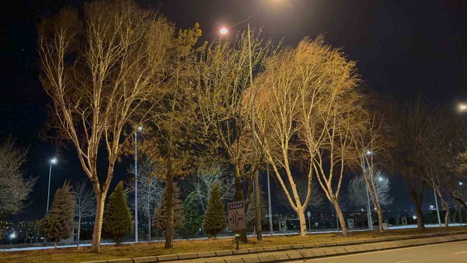 Şiddetli rüzgar, söktüğü kamelyayı bozmadan yola kondurdu
Şiddetli rüzgar, söktüğü kamelyayı bozmadan yola kondurdu