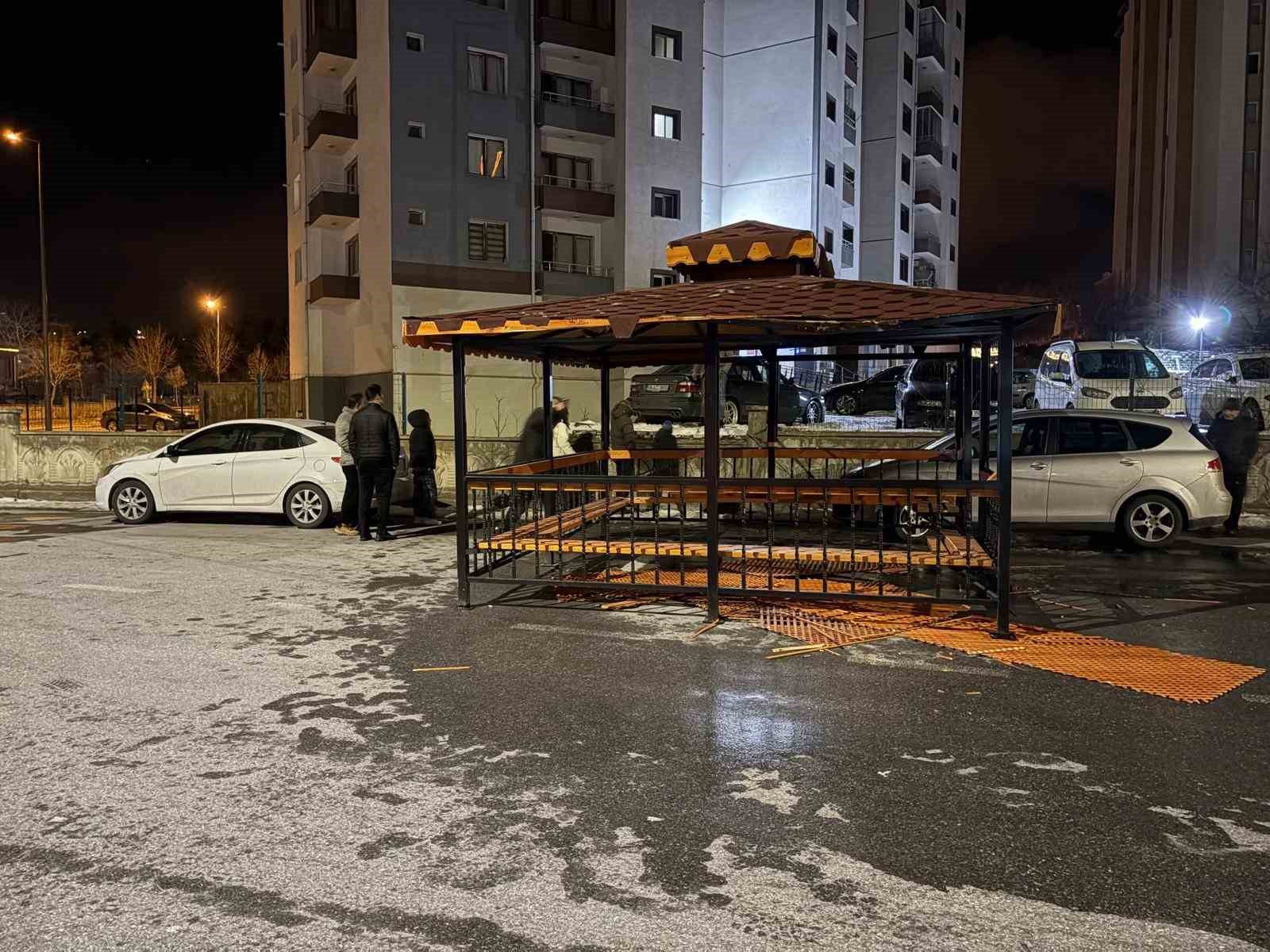 Şiddetli rüzgar, söktüğü kamelyayı bozmadan yola kondurdu
Şiddetli rüzgar, söktüğü kamelyayı bozmadan yola kondurdu