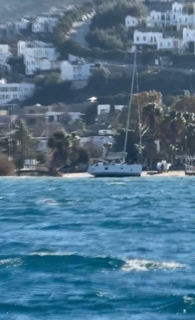 Şiddetli rüzgar yelkenli tekneyi sürükledi
