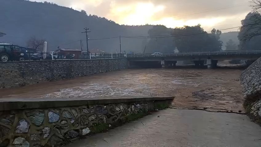 Şiddetli sağanak yağış sebebiyle Gökçe’de dere yatağında sel meydana geldi
