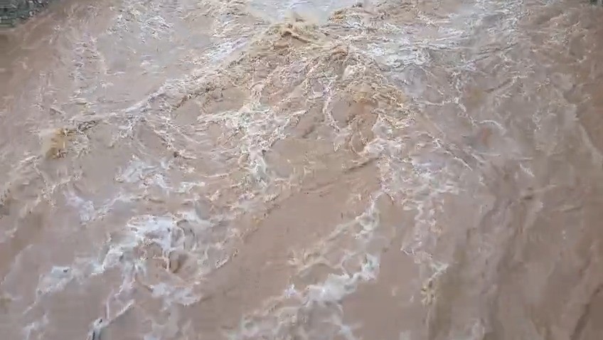 Şiddetli sağanak yağış sebebiyle Gökçe’de dere yatağında sel meydana geldi
