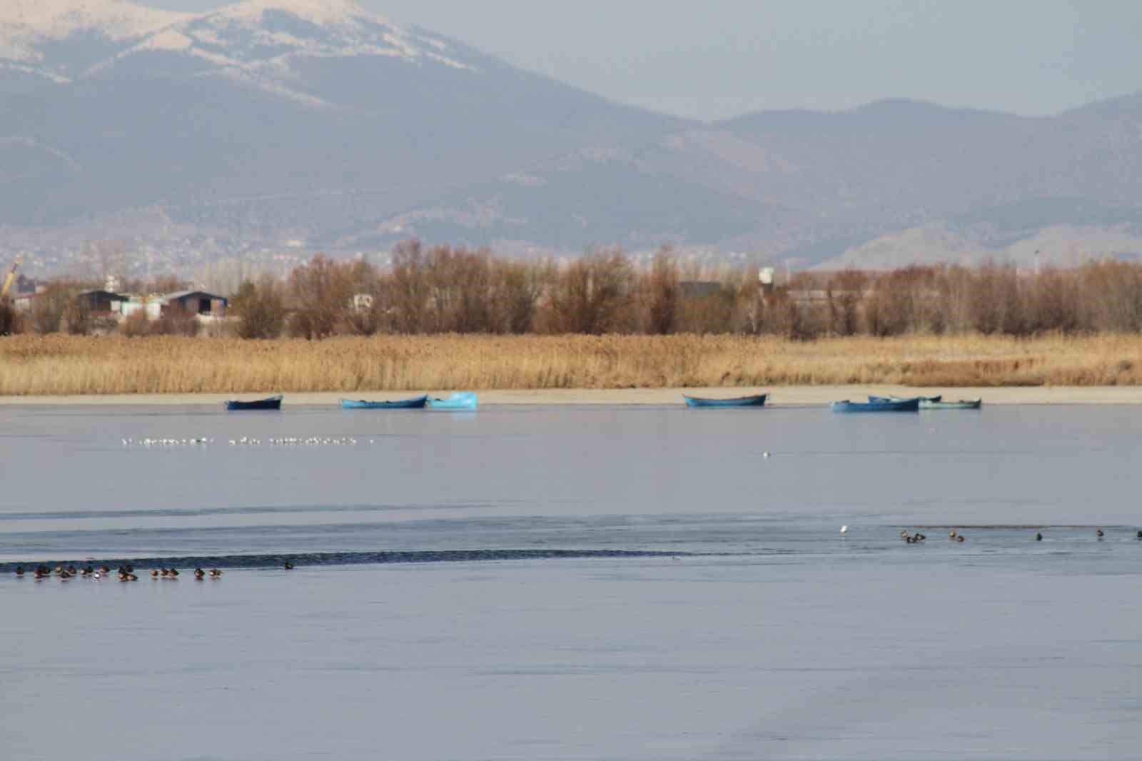 Şiddetli soğuklar Beyşehir Gölü kıyılarının buz tutmasına yol açtı
