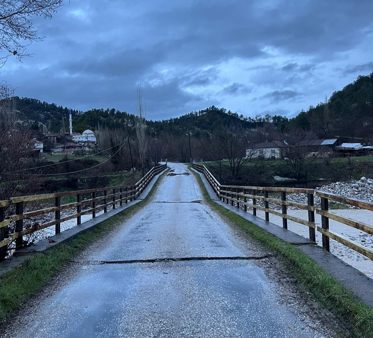 Şiddetli yağış Çameli ve Acıpayam’da iki köprüyü yıktı

