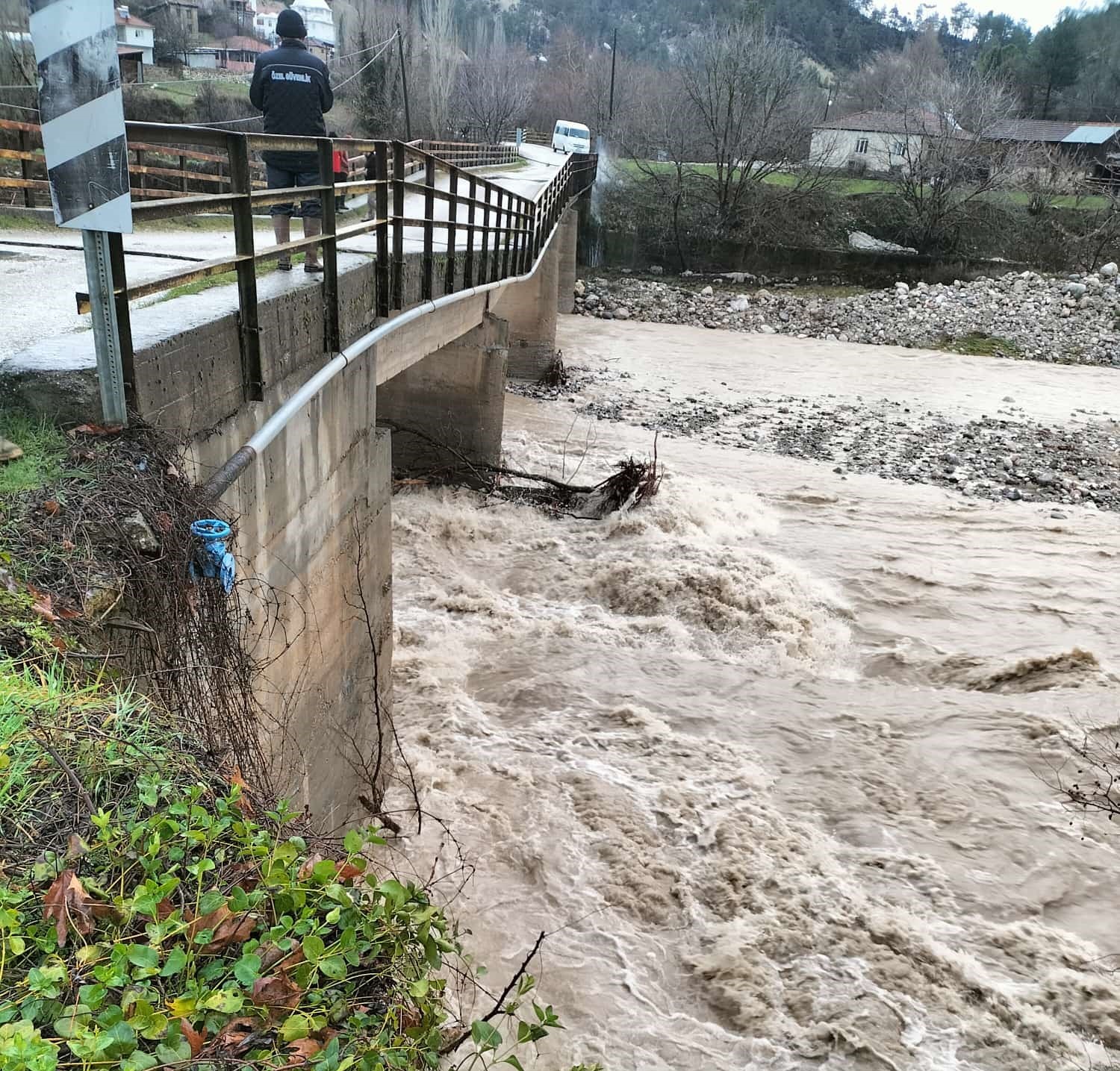 Şiddetli yağış Çameli ve Acıpayam’da iki köprüyü yıktı

