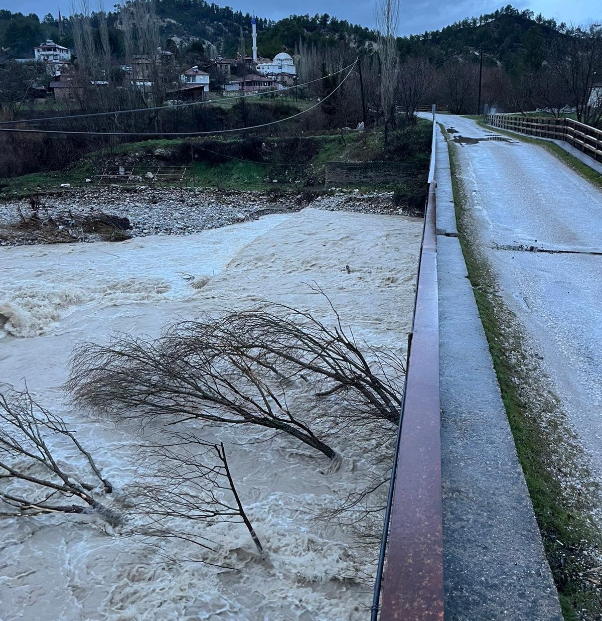 Şiddetli yağış Çameli ve Acıpayam’da iki köprüyü yıktı
