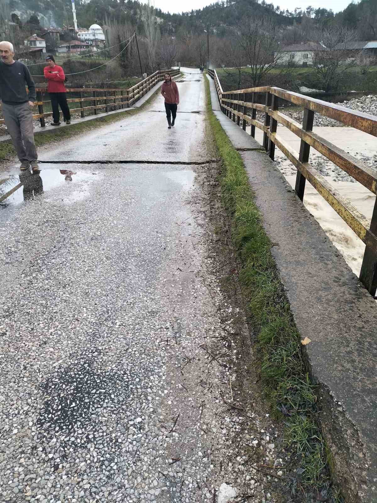 Şiddetli yağış Çameli ve Acıpayam’da iki köprüyü yıktı
