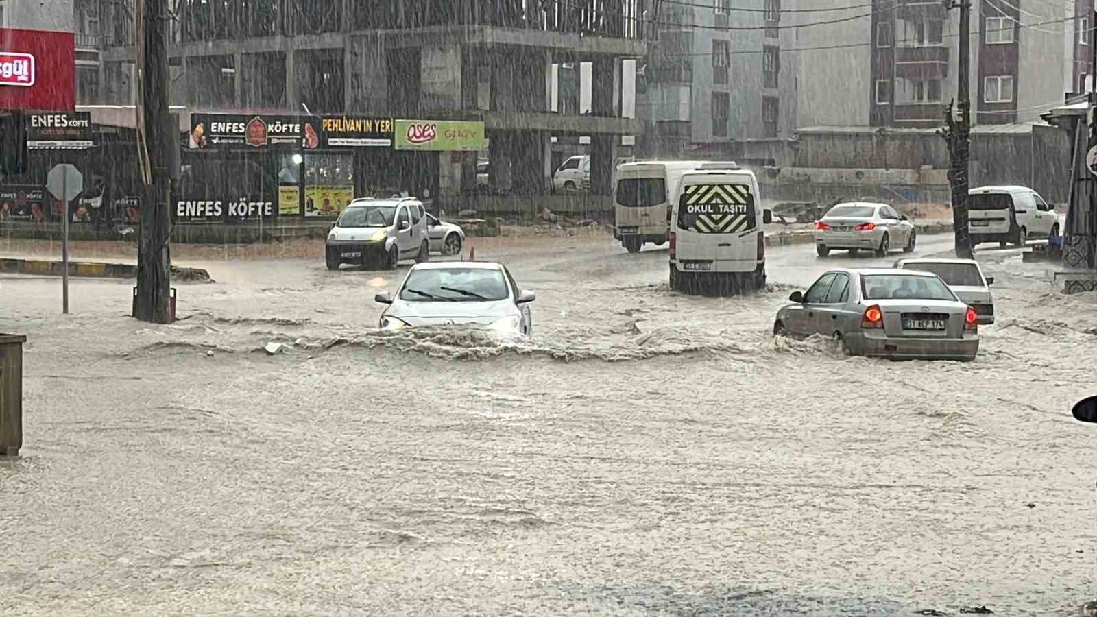 Şiddetli yağış sele neden oldu, göle dönen yollarda araçlar mahsur kaldı
