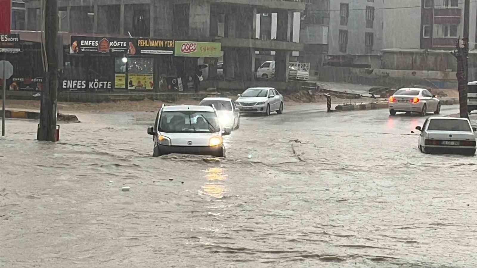 Şiddetli yağış sele neden oldu, göle dönen yollarda araçlar mahsur kaldı
