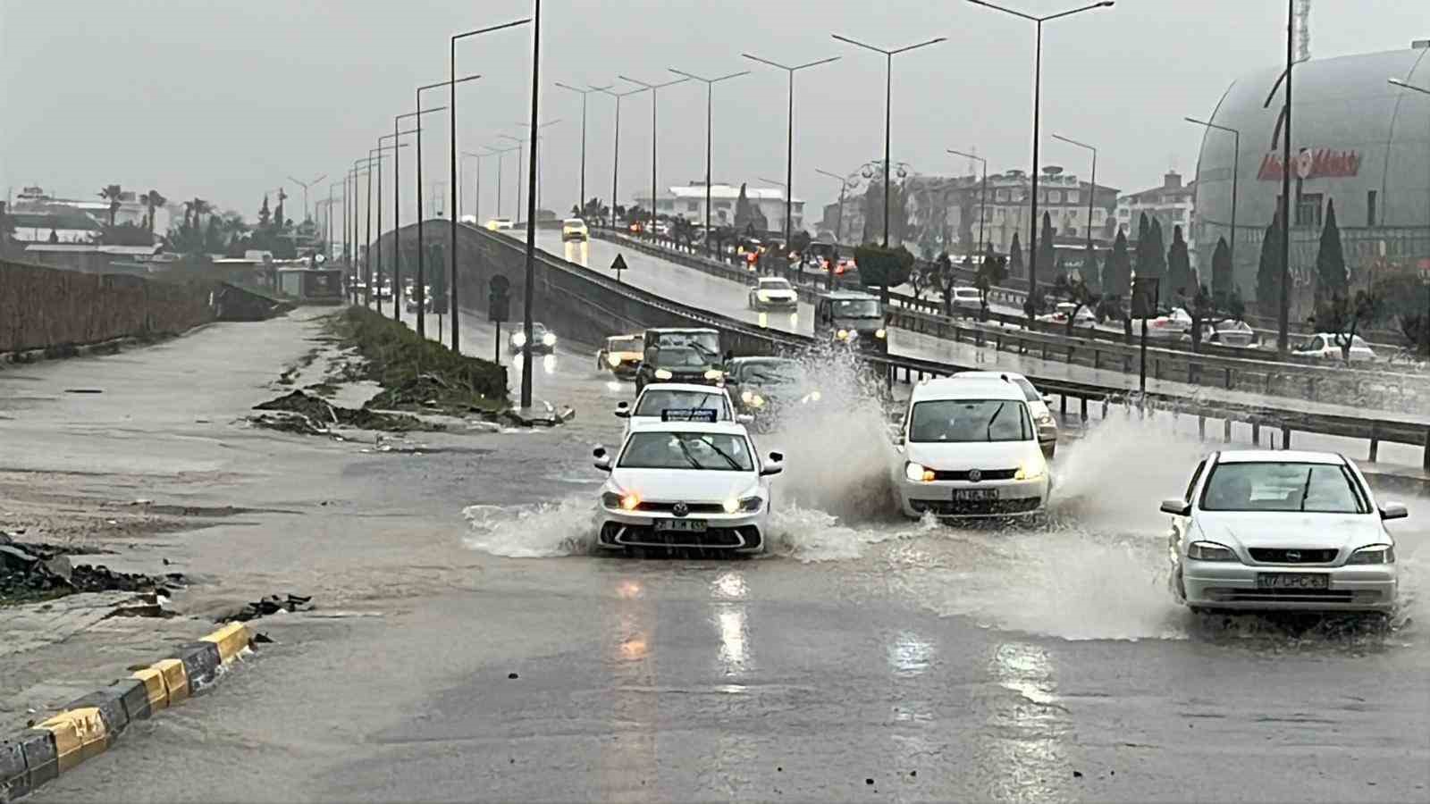 Şiddetli yağış sele neden oldu, göle dönen yollarda araçlar mahsur kaldı
