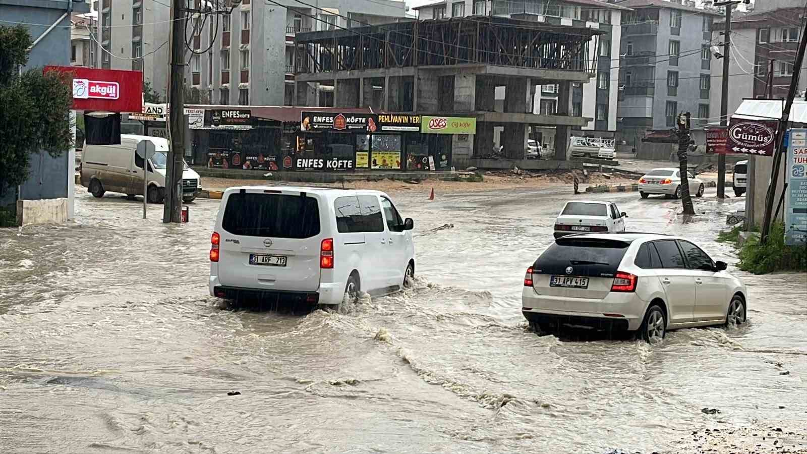 Şiddetli yağış sele neden oldu, göle dönen yollarda araçlar mahsur kaldı
