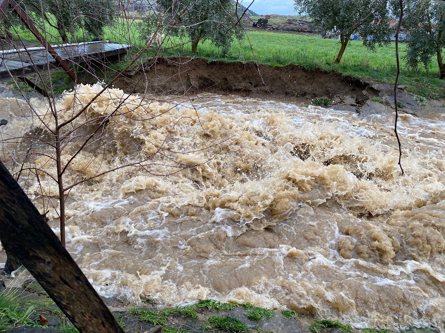 Şiddetli yağışlar Kula’da taşkınlara yol açtı

