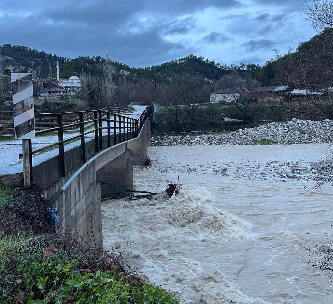 Şiddetli yağışların kullanılamaz hale getirdiği Sarıkavak Köprüsü 110 milyona yeniden yapılacak
