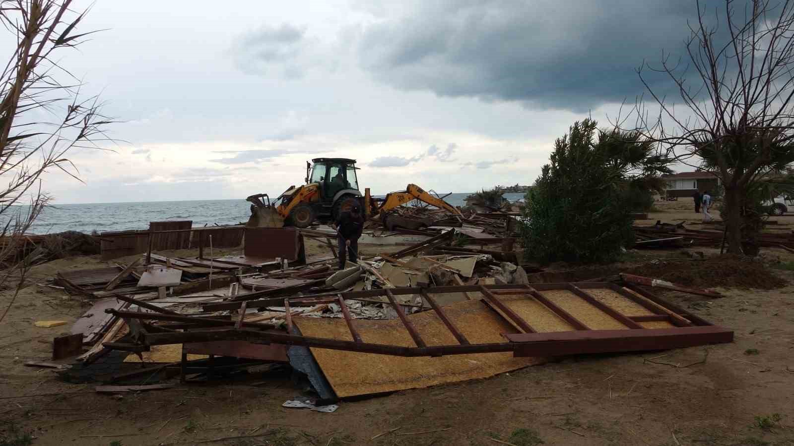 Side büyük plajda günübirlik 15 işletme yıkıldı
