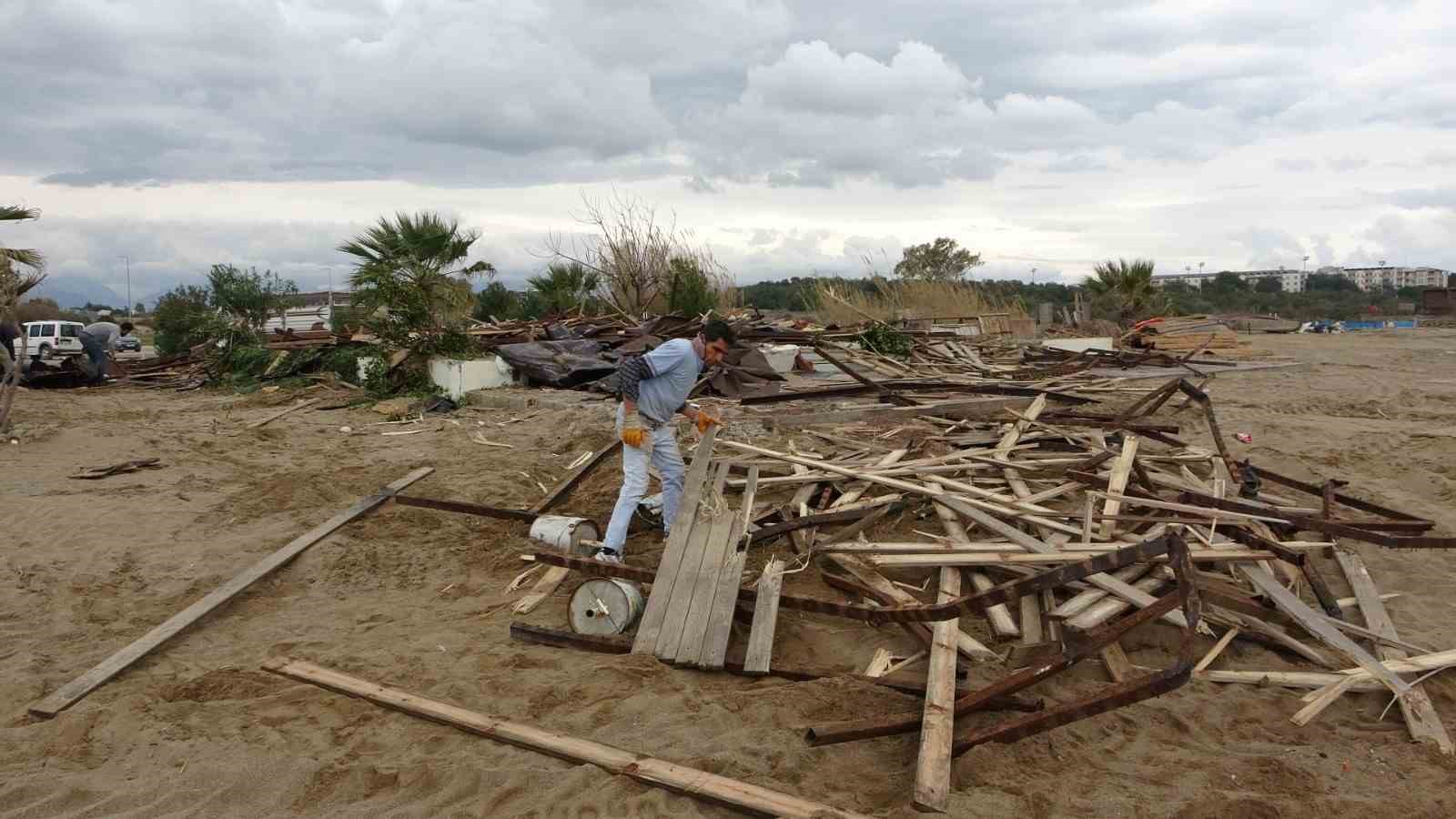 Side büyük plajda günübirlik 15 işletme yıkıldı
