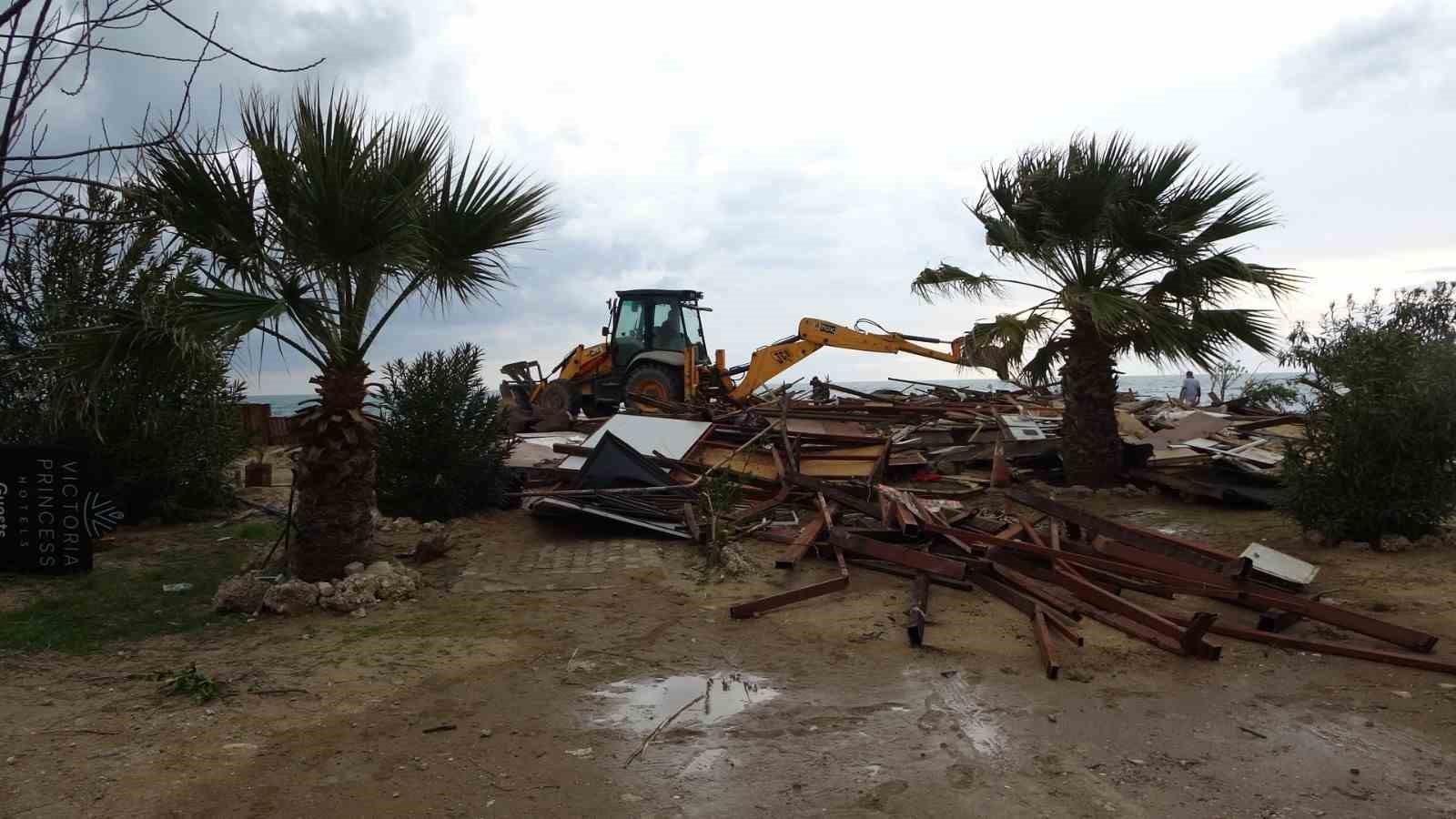 Side büyük plajda günübirlik 15 işletme yıkıldı
