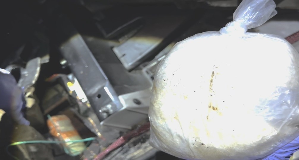 Sıfır araçların taban kısmında un çuvallarına zulalanmış şekilde uyuşturucu ele geçirildi
