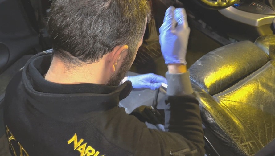 Sıfır araçların taban kısmında un çuvallarına zulalanmış şekilde uyuşturucu ele geçirildi
