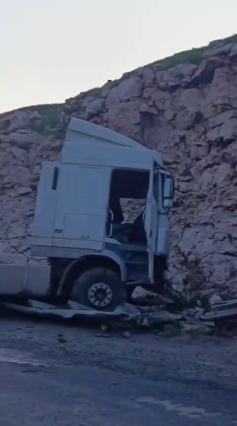 Siirt-Batman kara yolunda yoldan çıkan tır kaza yaptı: 1 yaralı
