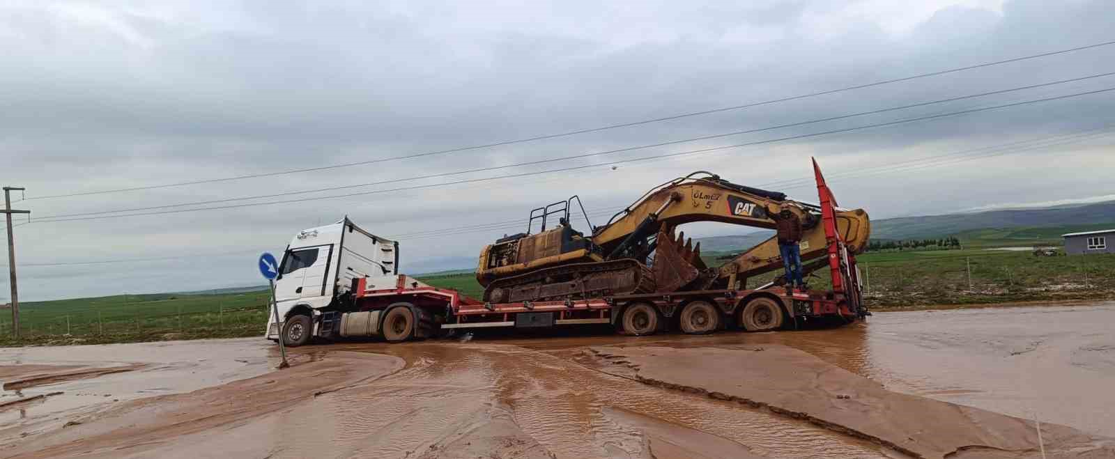 Siirt-Batman karayolunda taşkın nedeni ile ulaşım sağlanamıyor
