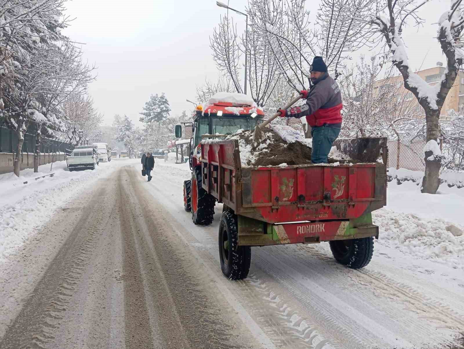 Siirt Belediyesinin karla mücadele çalışmaları aralıksız devam ediyor
