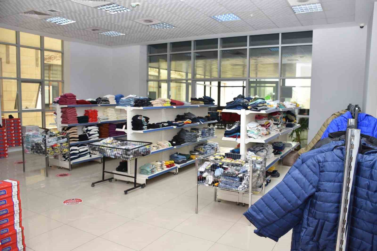 Siirt Emniyetinden 15 bin çocuğa ücretsiz giyim ve kırtasiye desteği
Siirt Emniyetinden 15 bin çocuğa ücretsiz giyim ve kırtasiye desteği