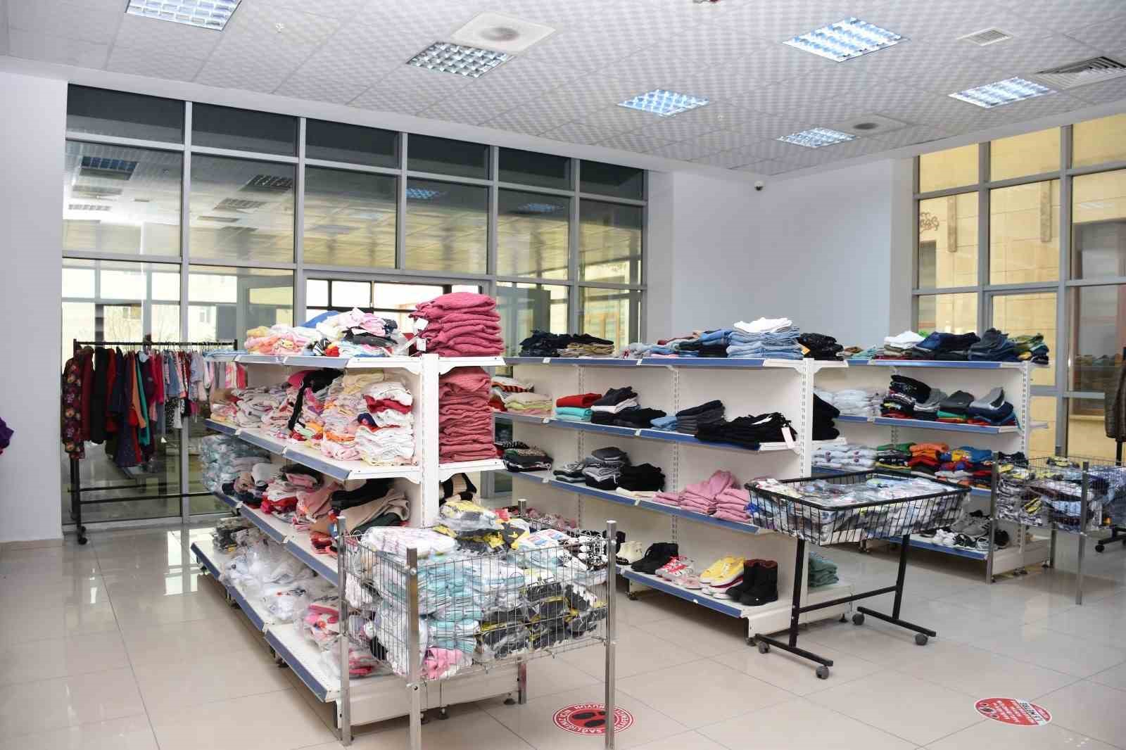 Siirt Emniyetinden 15 bin çocuğa ücretsiz giyim ve kırtasiye desteği
Siirt Emniyetinden 15 bin çocuğa ücretsiz giyim ve kırtasiye desteği