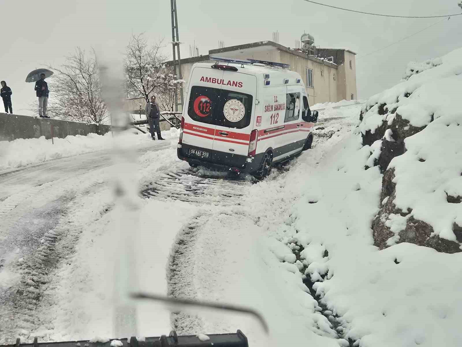Siirt kar yağışı nedeniyle yolda kalan hastalar ve vatandaşlar kurtarıldı
