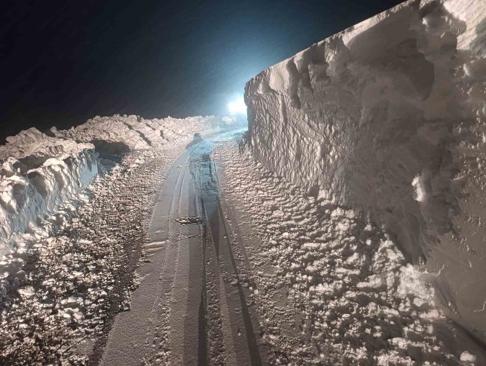 Siirt kar yağışı nedeniyle yolda kalan hastalar ve vatandaşlar kurtarıldı
