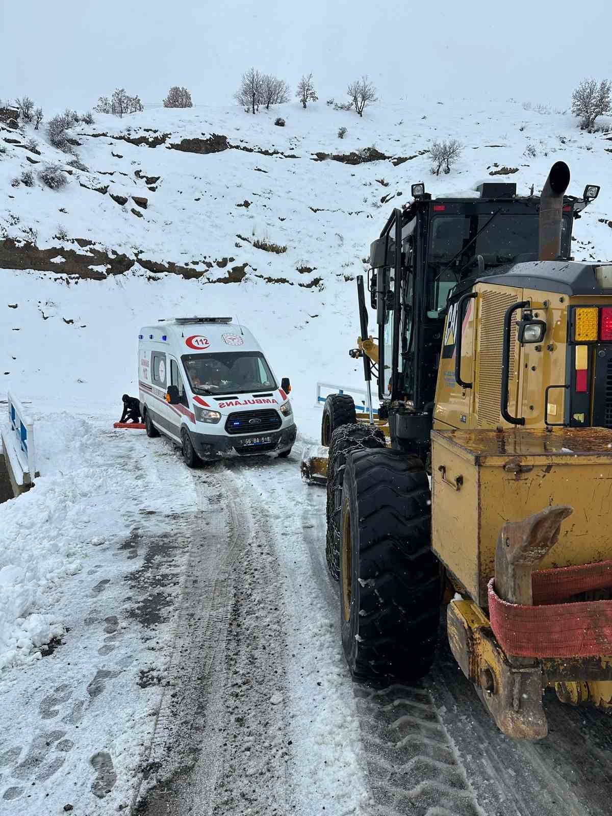 Siirt Özel İdare ekipleri hem yolları açıyor, hem de hastaları sağlık ekiplerine ulaştırıyor
