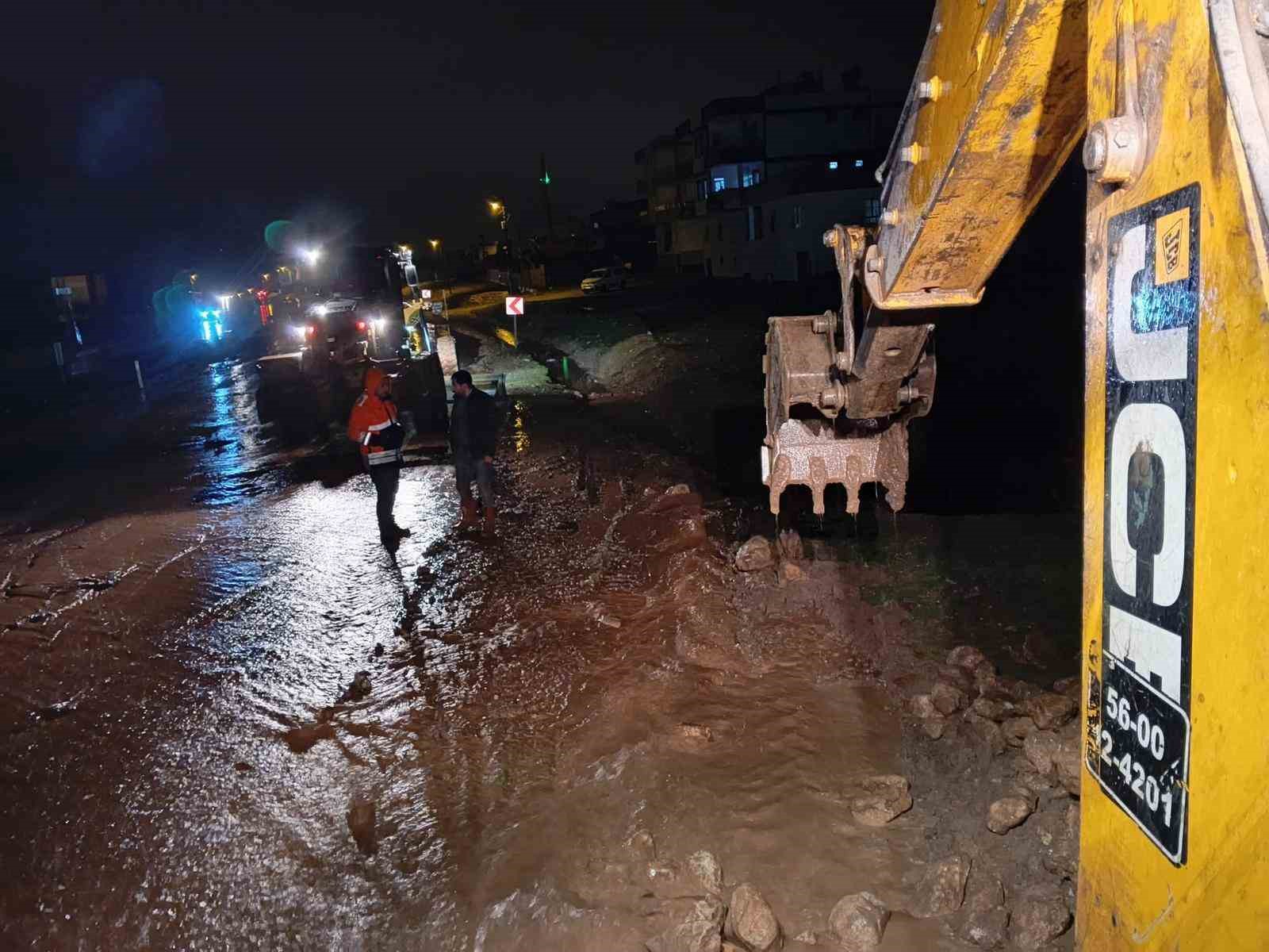 Siirt Valiliği: "Kurtalan’da sel ve taşkınlara 21 araç ve 59 personel ile müdahale edildi"
