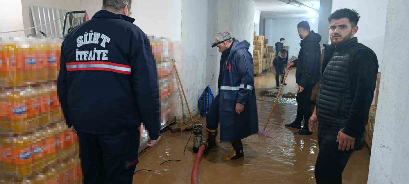 Siirt Valiliği: "Kurtalan’da sel ve taşkınlara 21 araç ve 59 personel ile müdahale edildi"
