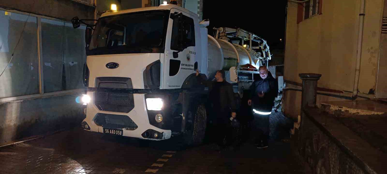 Siirt Valiliği: "Kurtalan’da sel ve taşkınlara 21 araç ve 59 personel ile müdahale edildi"
