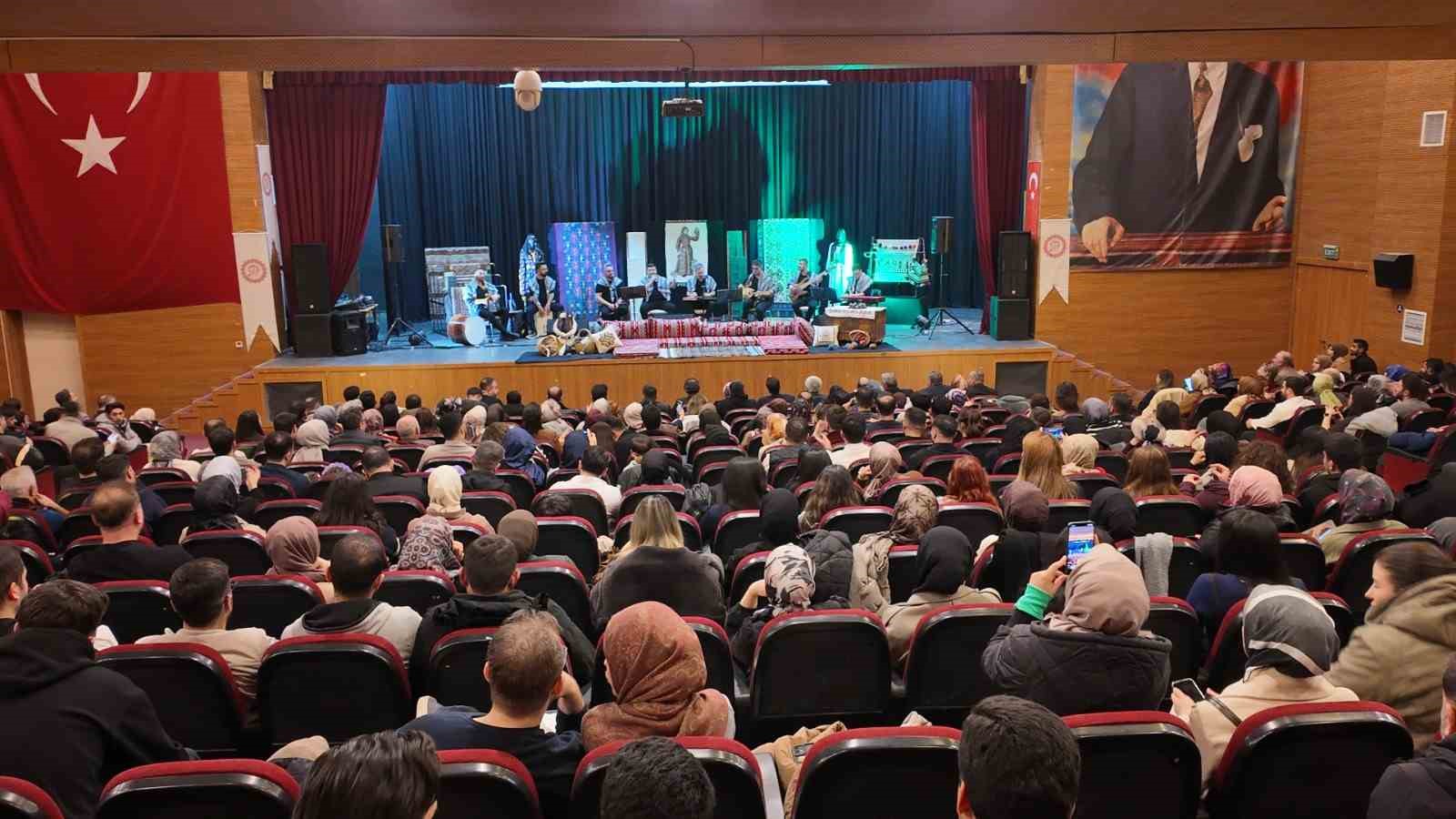 Siirt’e yeni atanan öğretmenlere sıra gecesi düzenlendi
Siirt’e yeni atanan öğretmenlere sıra gecesi düzenlendi