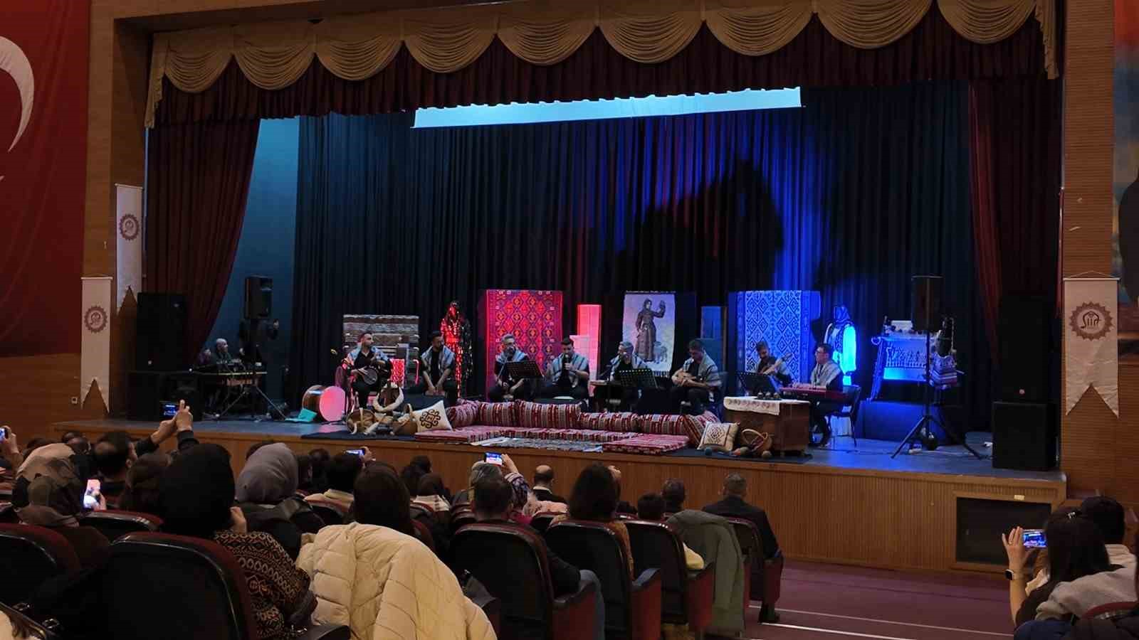 Siirt’e yeni atanan öğretmenlere sıra gecesi düzenlendi
Siirt’e yeni atanan öğretmenlere sıra gecesi düzenlendi