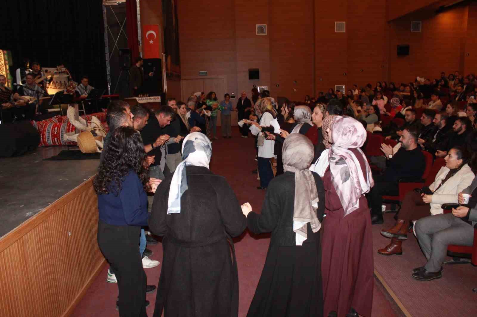 Siirt’e yeni atanan öğretmenlere sıra gecesi düzenlendi
Siirt’e yeni atanan öğretmenlere sıra gecesi düzenlendi