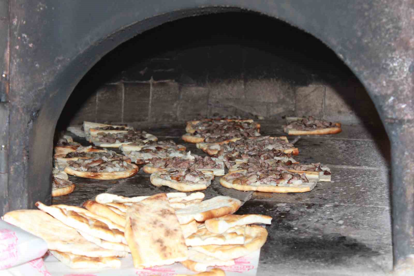 Siirt’in tescilli lezzeti büryan kebabı iftar sofrasının vazgeçilmezi oluyor
