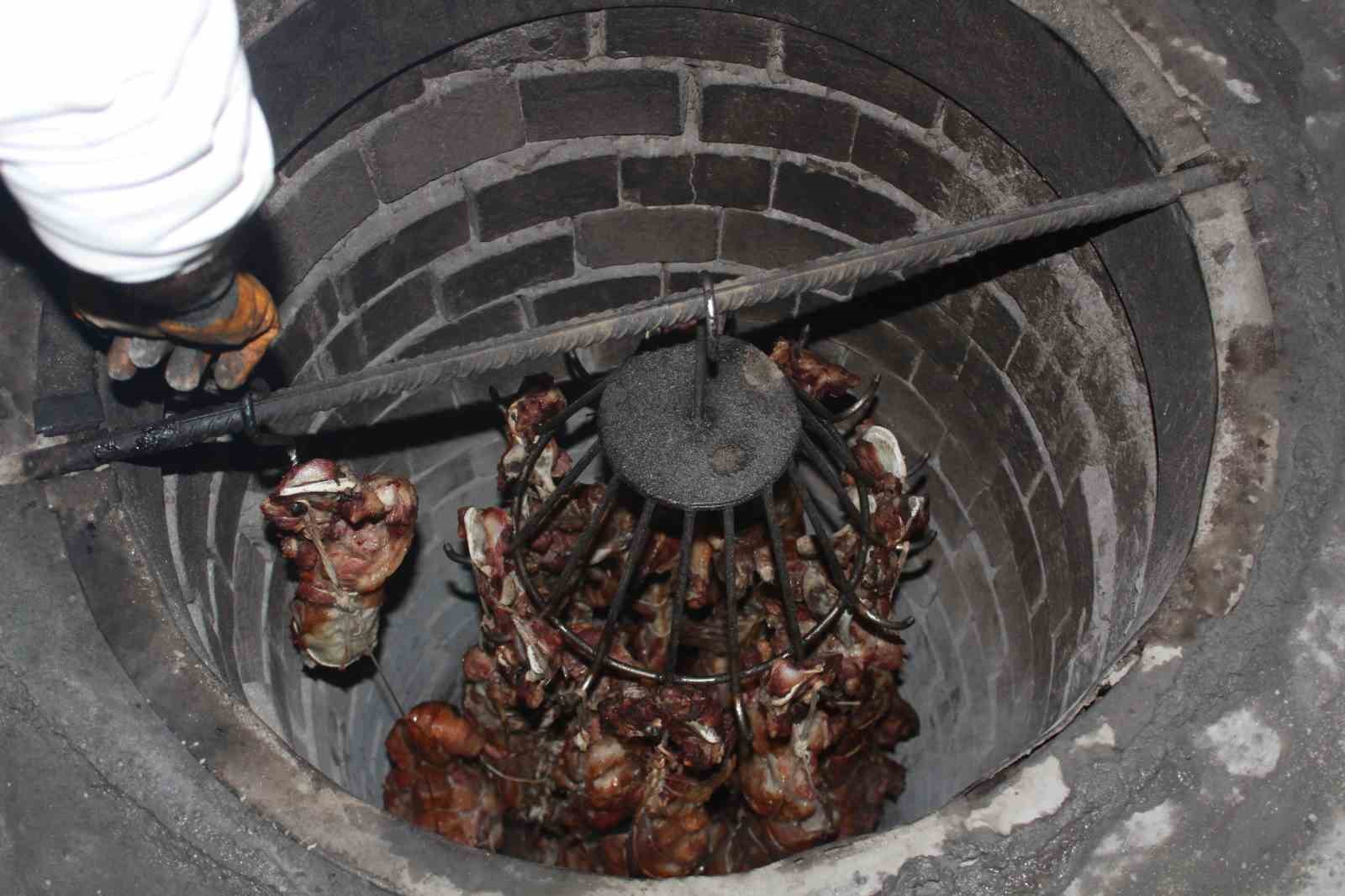 Siirt’in tescilli lezzeti büryan kebabı iftar sofrasının vazgeçilmezi oluyor
