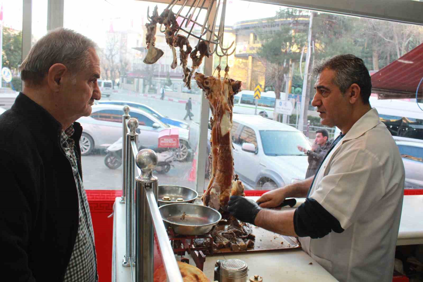 Siirt’in tescilli lezzeti büryan kebabı iftar sofrasının vazgeçilmezi oluyor
