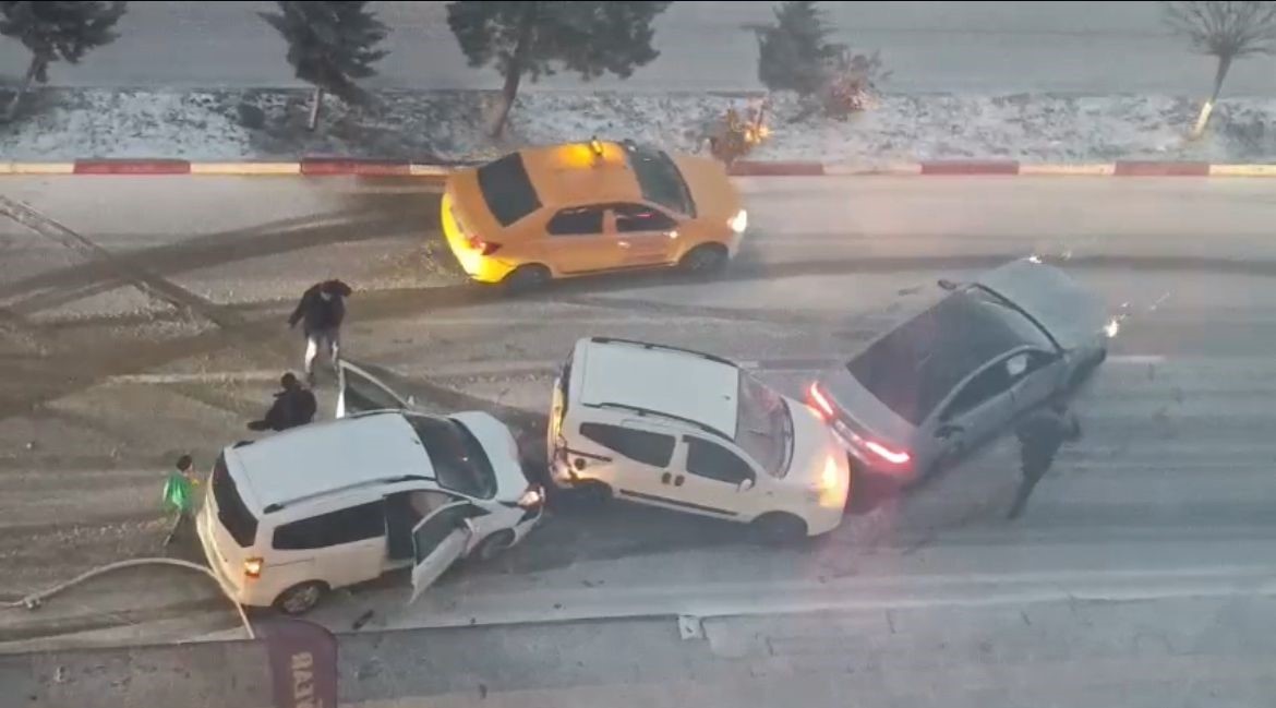 Siirt’te 6 araçlı zincirleme kaza
