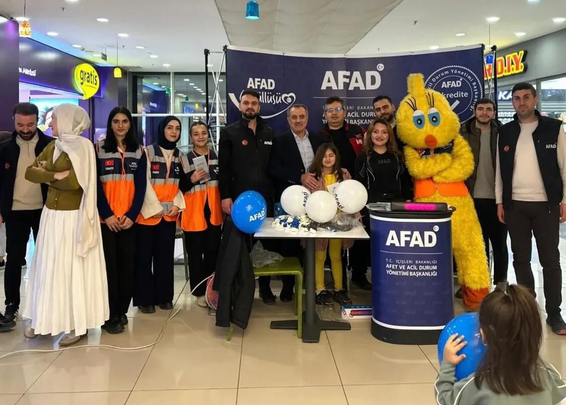 Siirt’te AFAD ekipleri Deprem Haftası’nda vatandaşları bilgilendirdi
