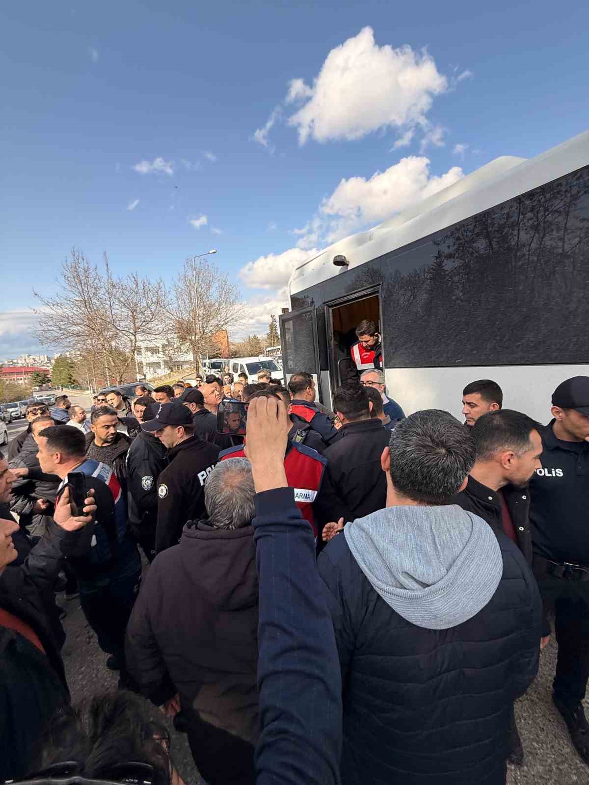 Siirt’te annesinin cenaze törenine katılan Fadıl Akgündüz ile ekipler arasında tartışma
