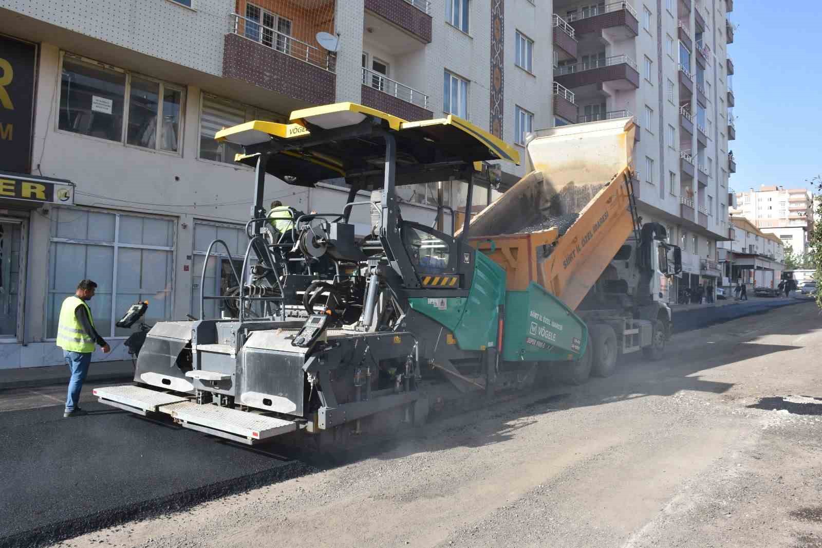 Siirt’te asfalt çalışmaları hız kesmeden devam ediyor
