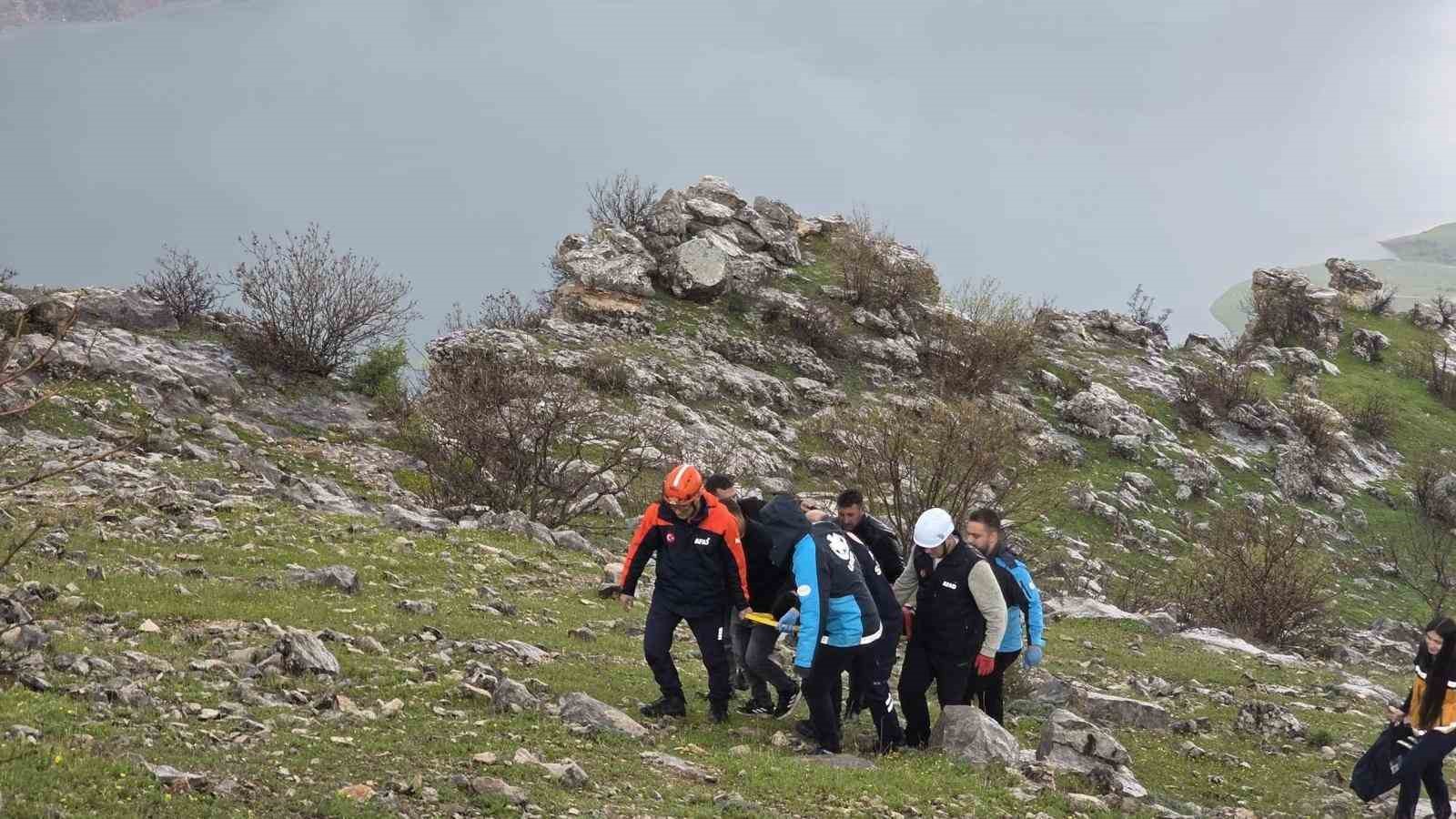 Siirt’te atıyla birlikte kayalıklara yuvarlanan genç ağır yaralandı

