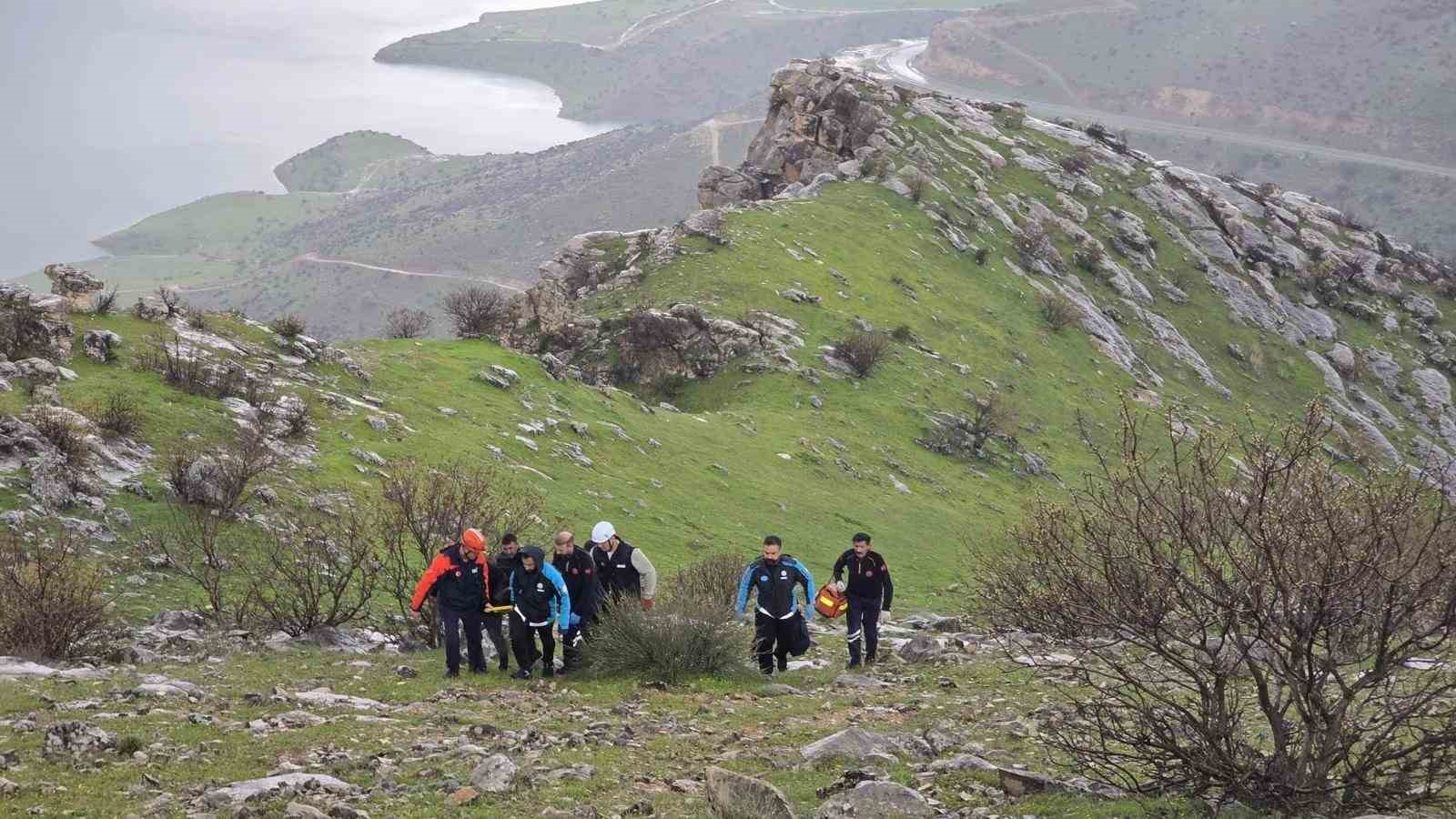 Siirt’te atıyla birlikte kayalıklara yuvarlanan genç ağır yaralandı
