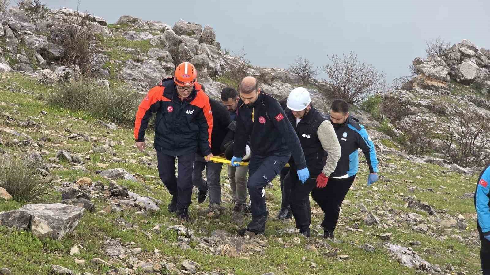 Siirt’te atıyla birlikte kayalıklara yuvarlanan genç ağır yaralandı
