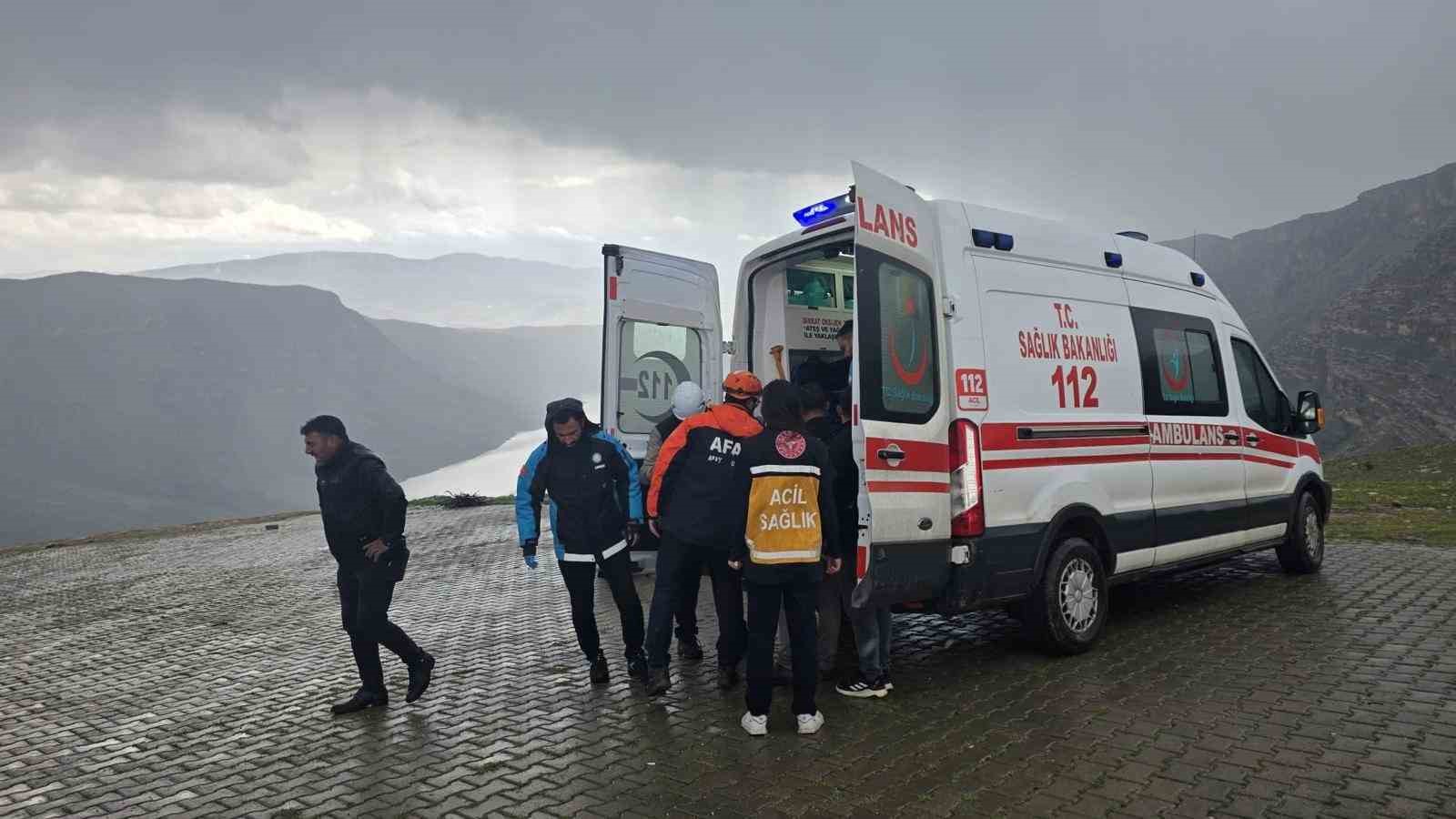 Siirt’te atıyla birlikte kayalıklara yuvarlanan genç ağır yaralandı
