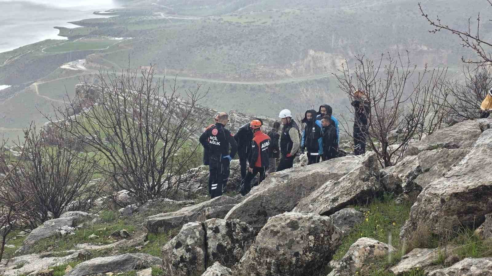 Siirt’te atıyla birlikte kayalıklara yuvarlanan genç ağır yaralandı
